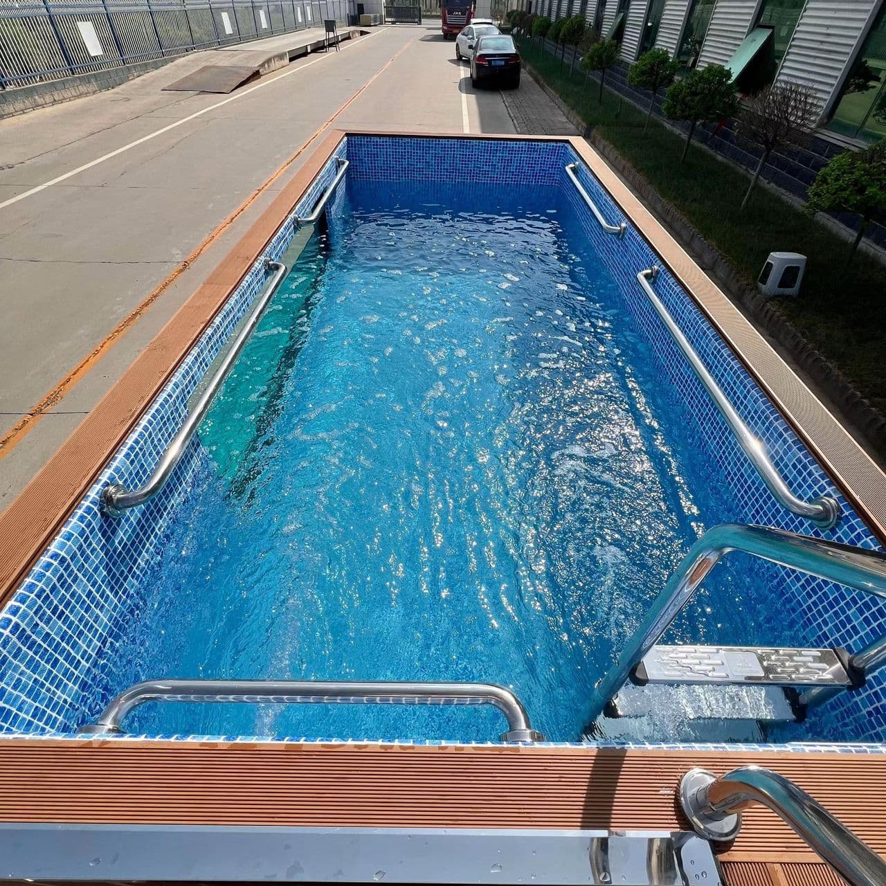 Container-Pool Royal Mosaic & Glass 3